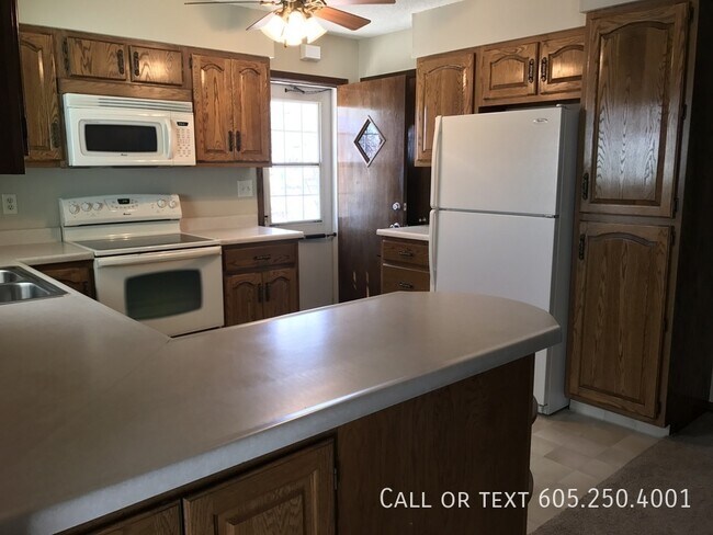 Building Photo - Excellent 2 Plus Bedroom Home w/ Open 3 Ca...