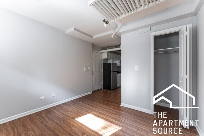 Building Photo - 4714 N Racine Ave