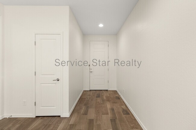 Building Photo - 2818 E Hidalgo Ave