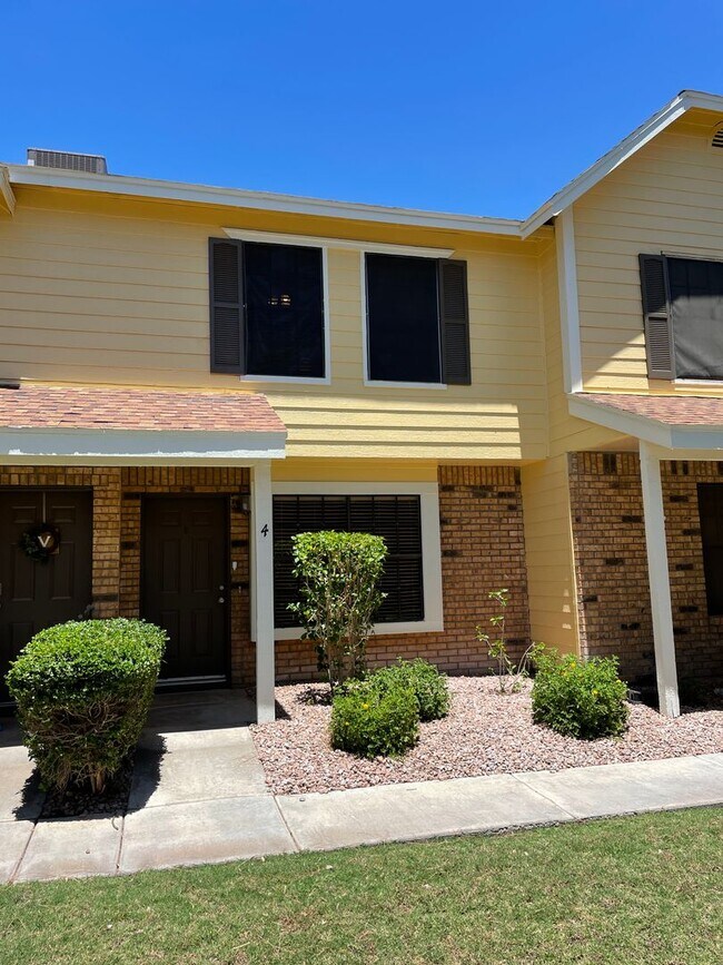 Building Photo - Amazing 2 Bed / 2.5 Bath Townhouse in Phoe...
