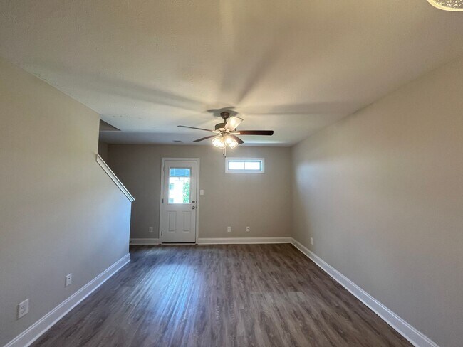 Foto del edificio - Gorgeous Townhome Available Now!