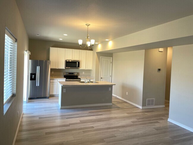 Foto del edificio - Corner Lot Comfort in Lorson Ranch – 3BD w...