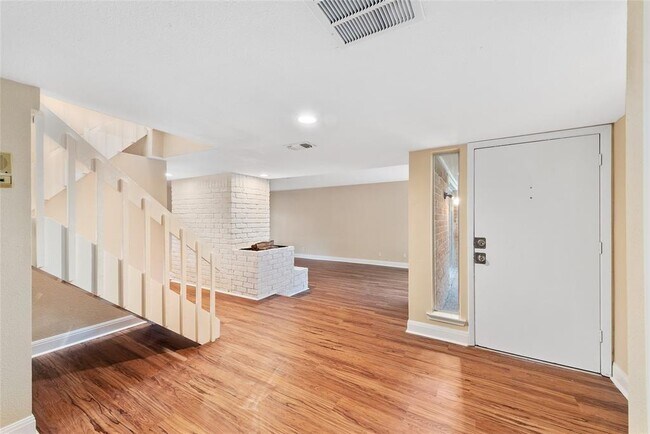 Building Photo - 738 Country Pl Dr