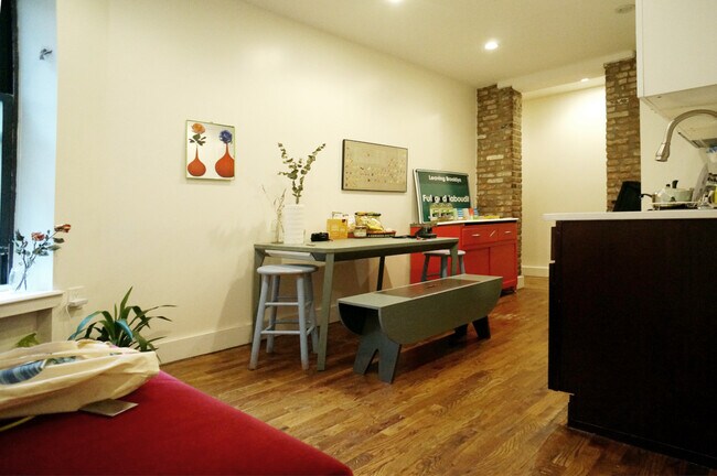Foto del edificio - 374 S 5th St