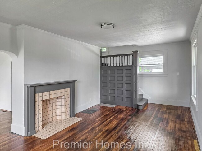 Foto del edificio - 3 Bed Home with Finished Attic & Hardwood Floors – $1,495/mo
