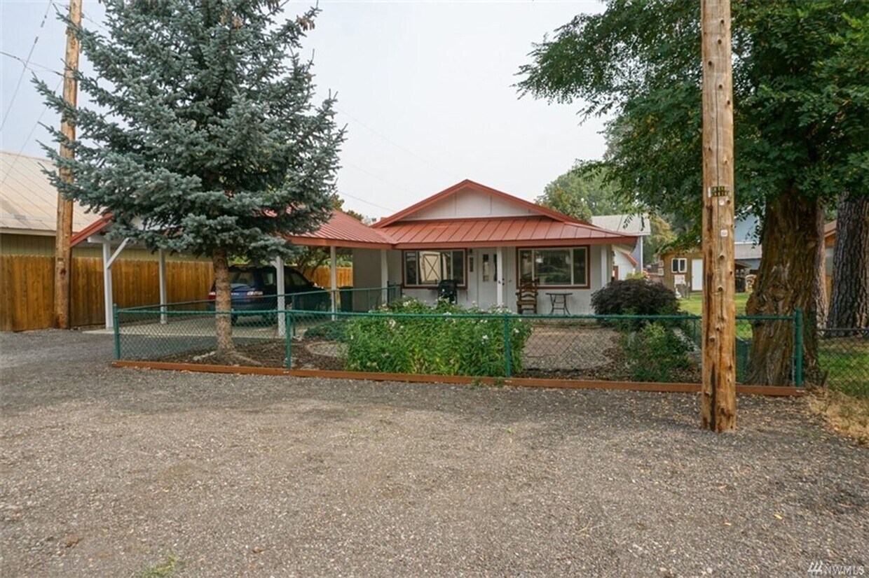 Foto principal - 3 br, 2 bath House - 523 Main Street