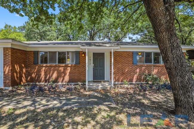 Photo - Welcoming 4 Bed 4 Bath Beautiful Brick Home near UNT and TWU!
