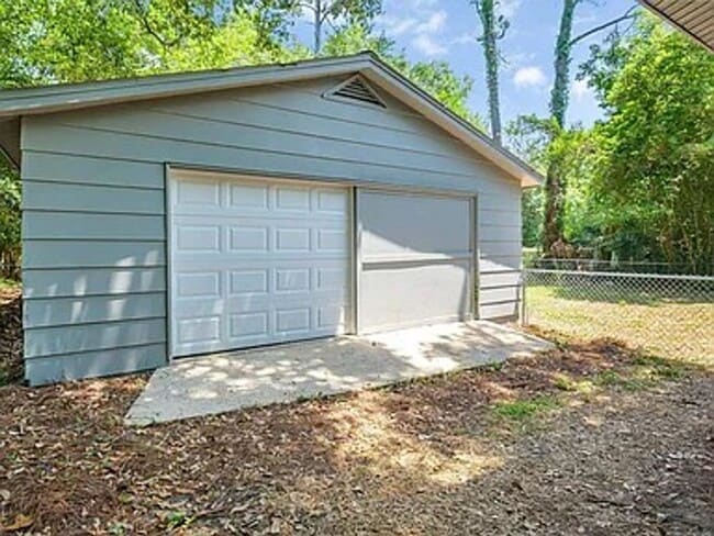 Building Photo - 2204 Berkshire Dr