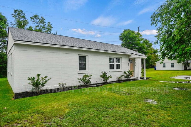 Building Photo - 3020 Azalea Dr