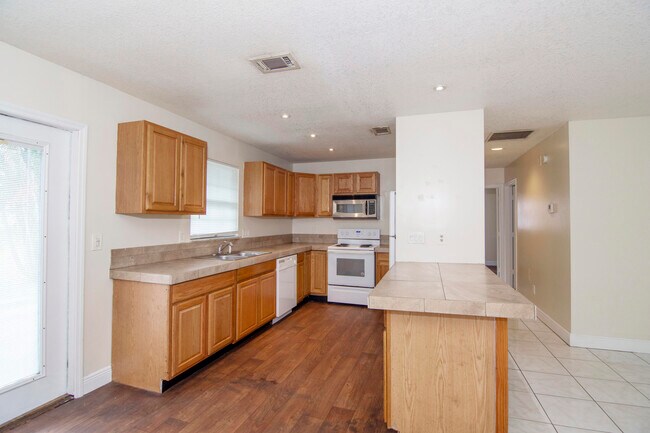Foto del edificio - 571 SW Comet Terrace
