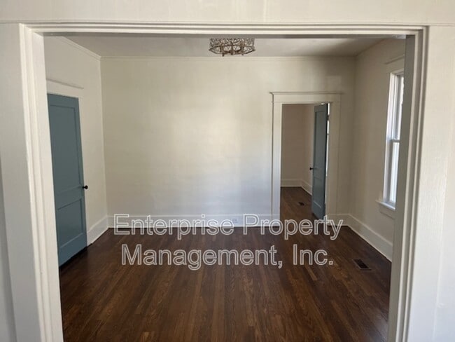 Building Photo - 1321 Snowden Ave
