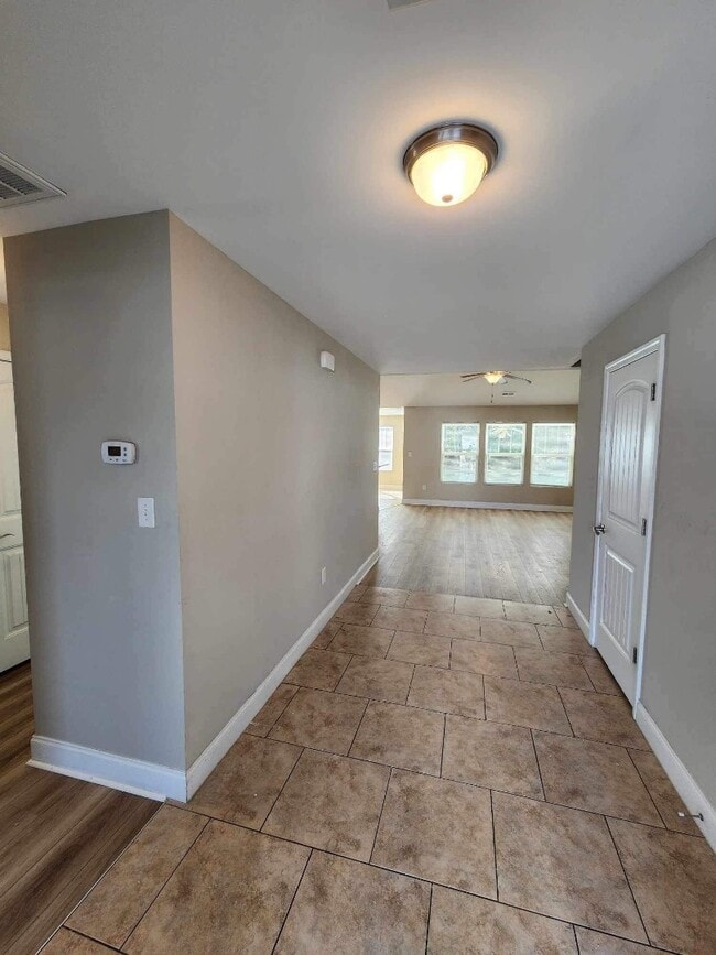 Building Photo - 215 Leadoff Dr