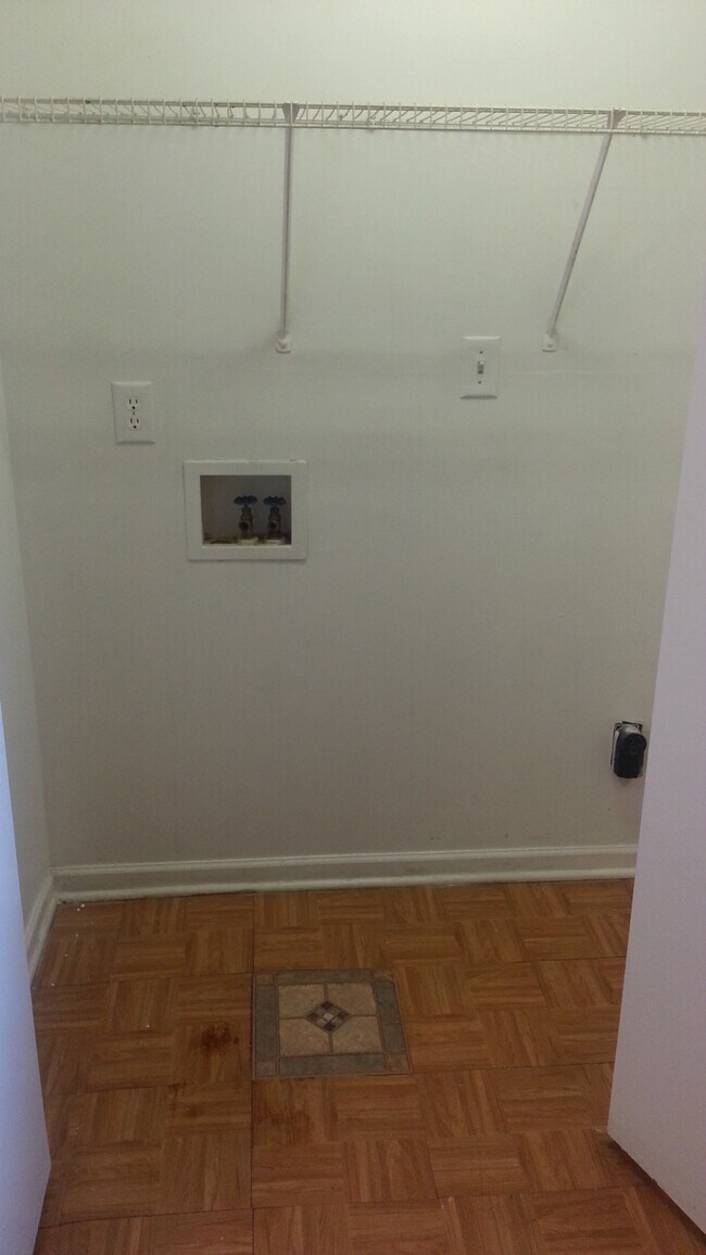 Building Photo - 8 Silver Spur Ct