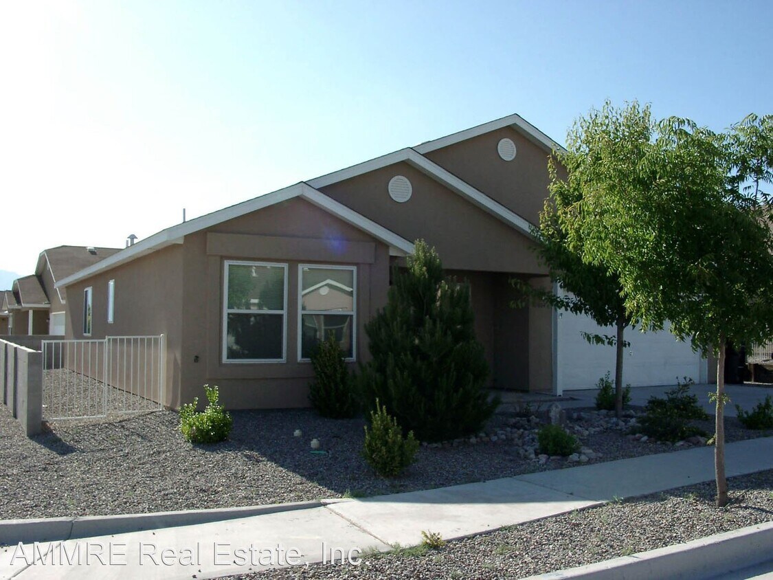 Foto principal - 3 br, 2 bath House - 10904 Bandelier Dr NW