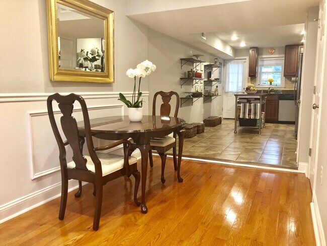 Building Photo - Charming 2 Bedroom in Upper Fells Point ~ ...