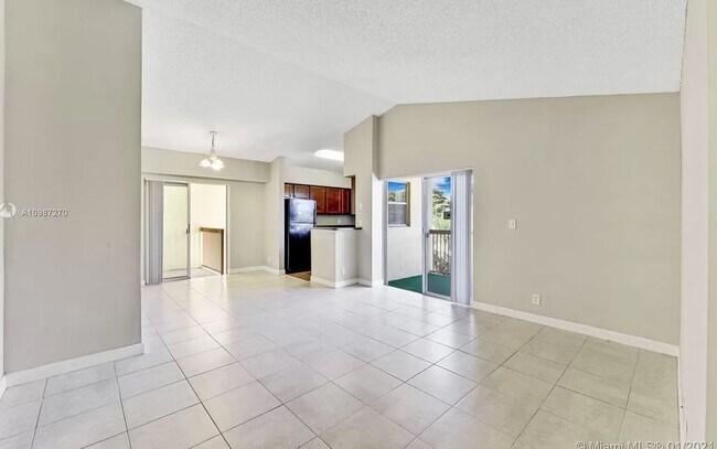 Sala de estar - 7670 Westwood Dr
