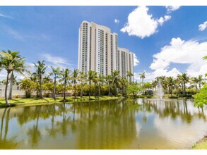 Building Photo - 3000 Oasis Grand Blvd