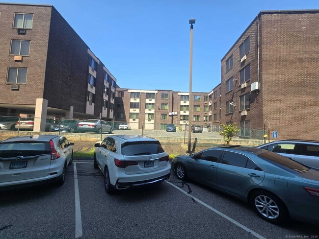 Foto del edificio - 1021 Asylum Ave