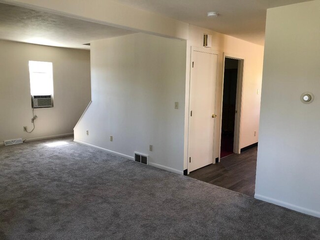 Living room - 435 Highfield Ave
