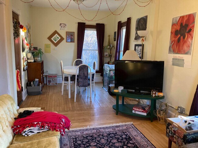 XL Living Room - 609 E Johnson St