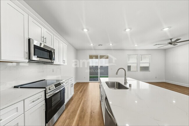 Foto del edificio - 8751 N Begonia Ct