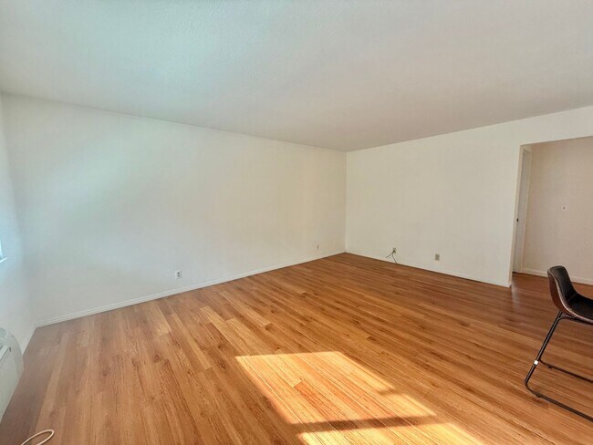 Building Photo - CAMPBELL - Downstairs unit in desirable location