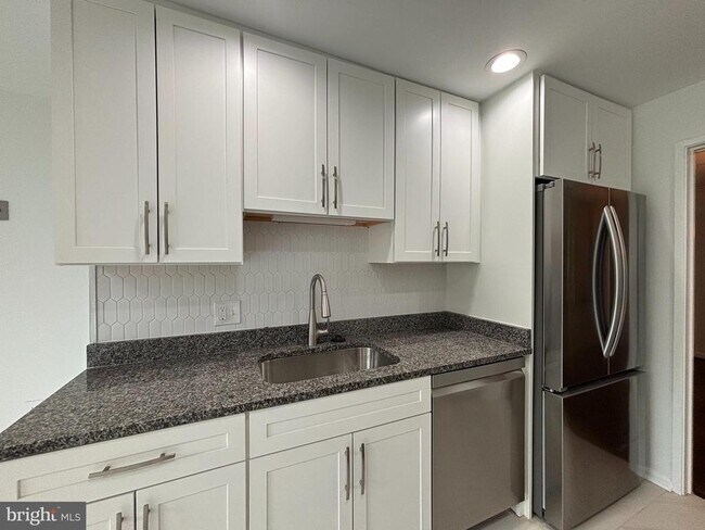 Foto del edificio - 8022 Inverness Ridge Rd