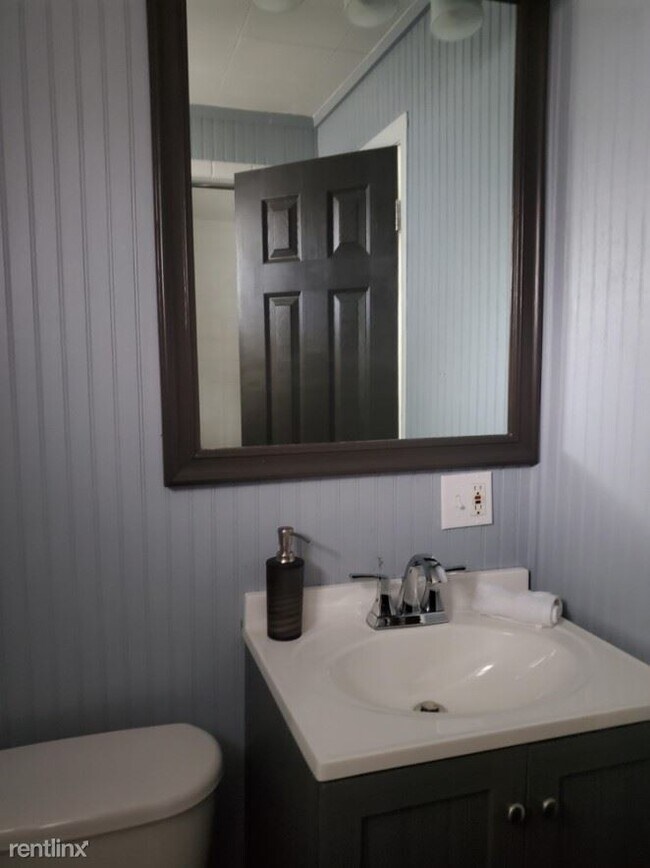 Building Photo - 3 br, 1 bath House - 1034 3rd St NW
