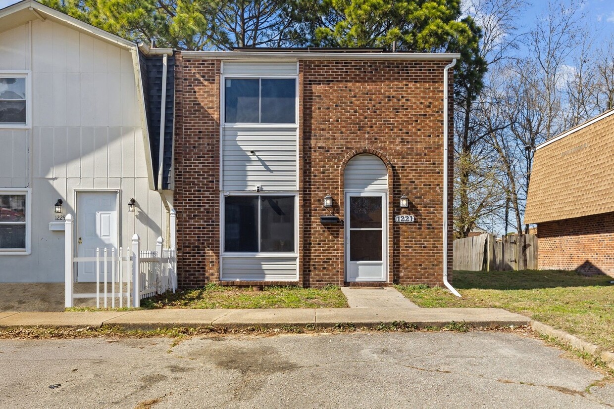 Primary Photo - Charming 2-Bed, 1.5-Bath Townhouse