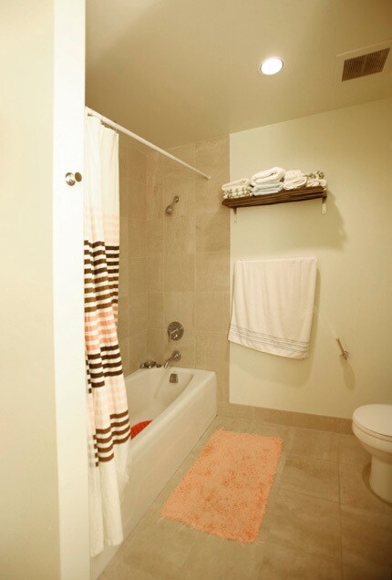Bathroom - 1100 S Hope St