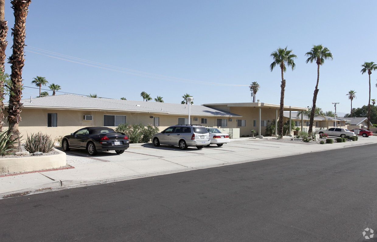 Villa Vista Apartments - Palm Springs Courtyard