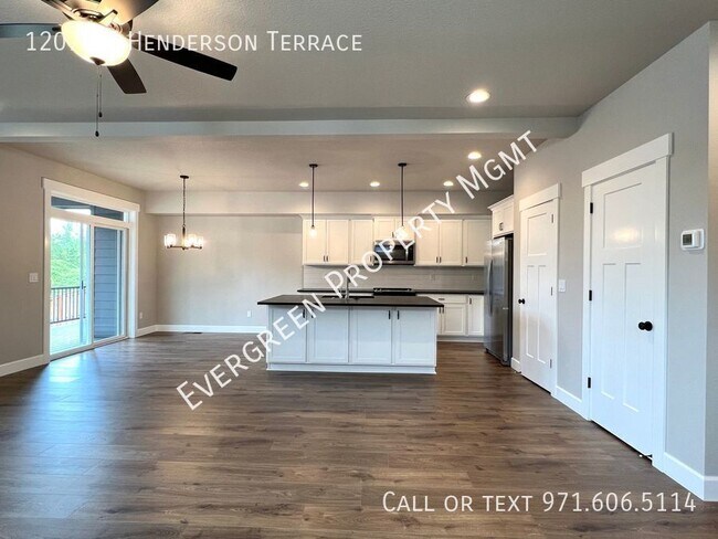 Foto del edificio - Contemporary 4 Bedroom home located in the...