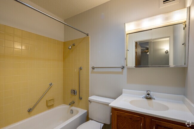 1BR, 1BA - 625SF - Bathroom - Carmel House