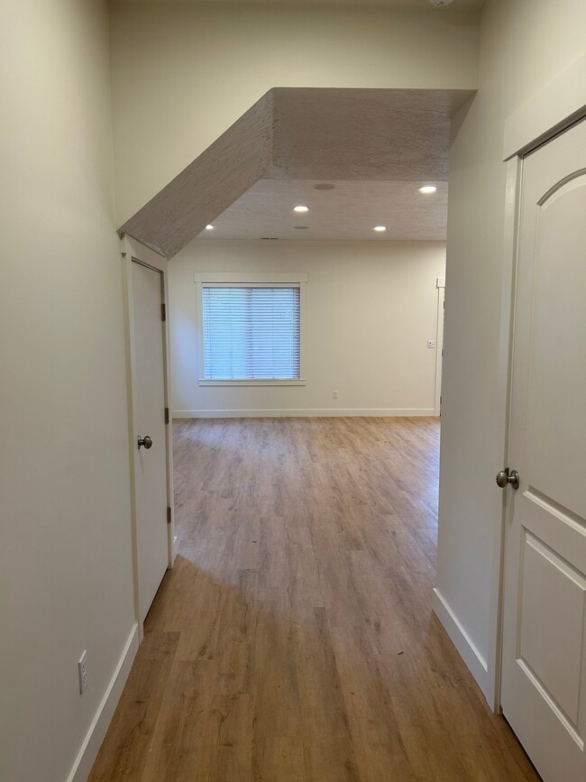 Building Photo - 6754 950 E