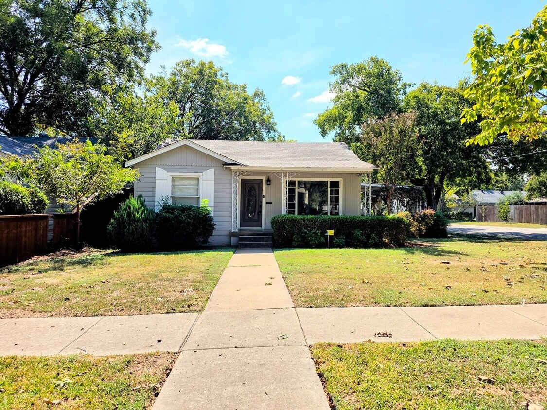Primary Photo - 3 BED/2BATH BUNGALOW IN ARLINGTON HEIGHTS!