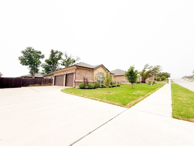 Building Photo - Beautiful 4 bedroom, 2.5 bath, 3 car garag...