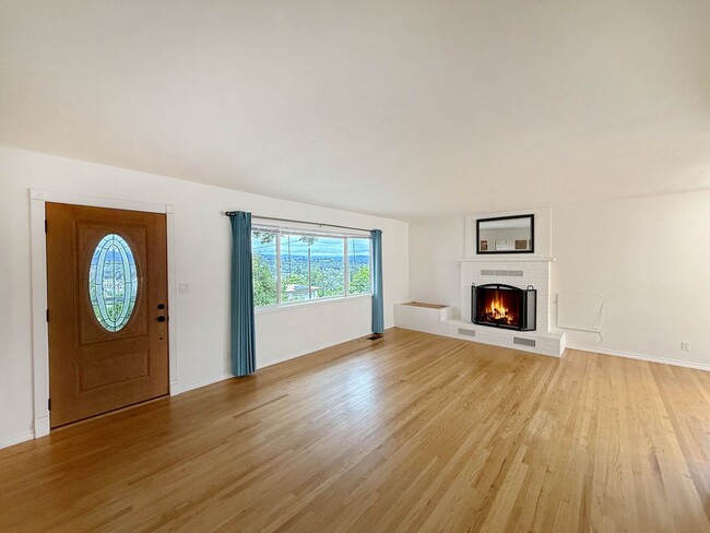 Building Photo - 3B/1BA Home in Escondido Available for Rent!