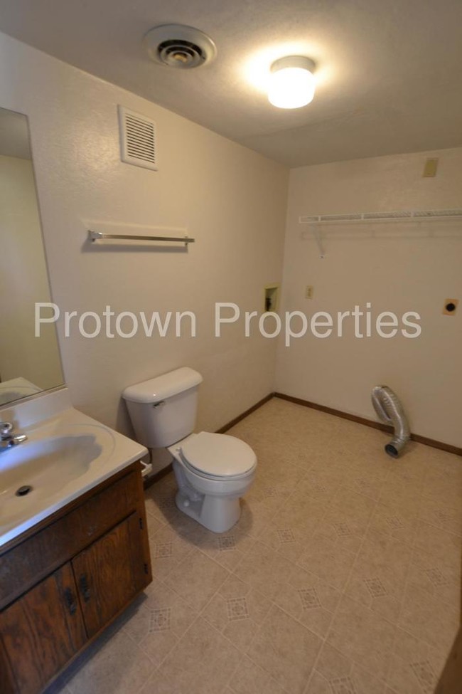 Building Photo - 650 Meadowood Ln