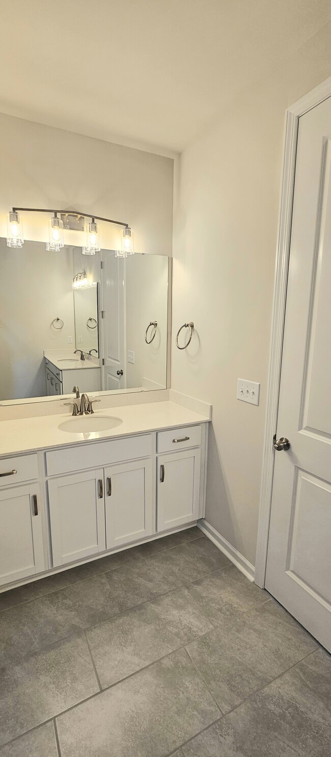 Building Photo - 904 Kinsey Aly