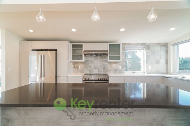 Foto del edificio - Live the Alki Lifestyle with Park and Beach at Your Door