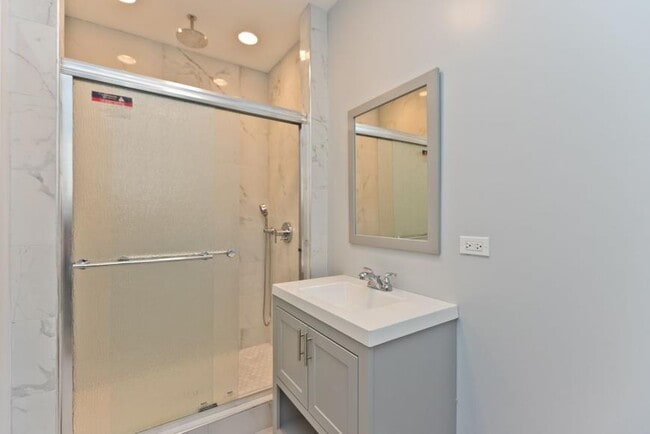 Building Photo - 3 bedroom in Chicago IL 60647