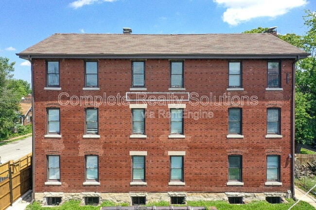Building Photo - 3661 S Broadway St
