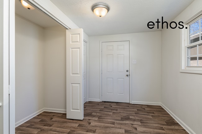 Building Photo - Newly Updated Home!