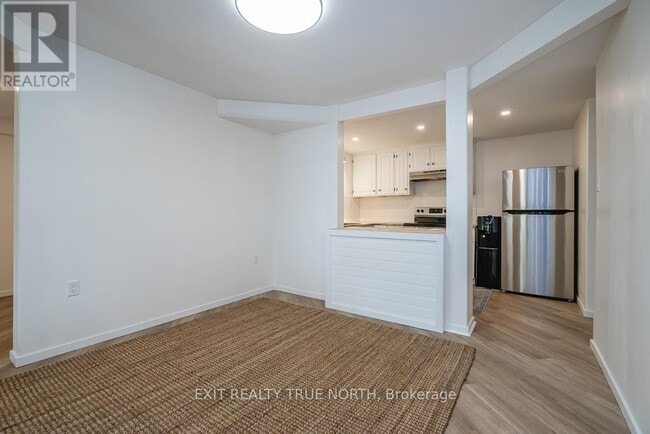 Building Photo - 561-561 Tiny Beaches Rd S