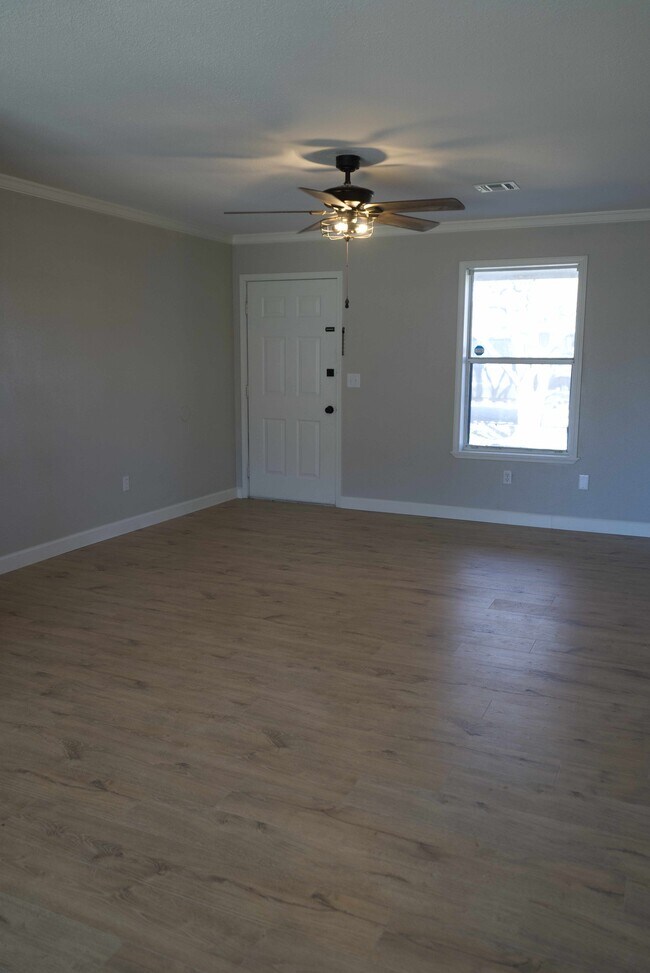 Foto del edificio - 1690 Henegar Dr