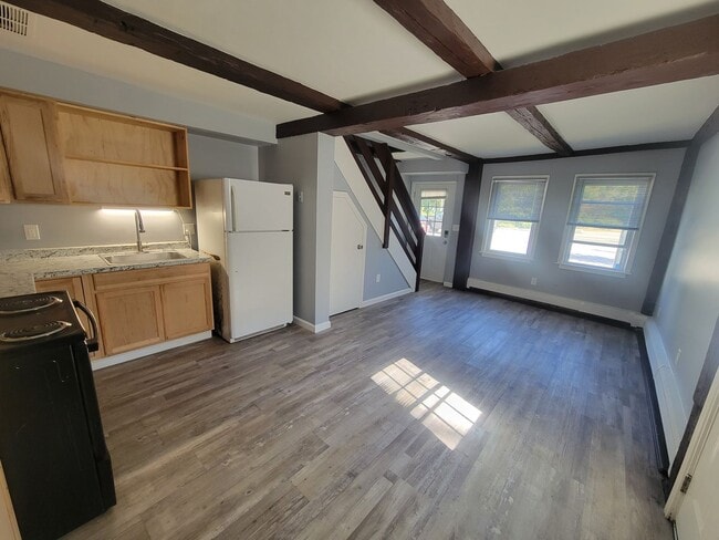 Building Photo - 2 Bedroom 1 Bathroom Townhome