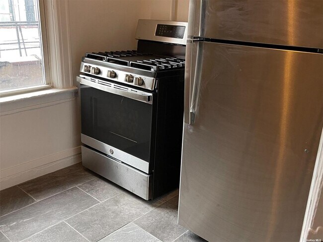 Foto del edificio - 88 Middle Neck Rd