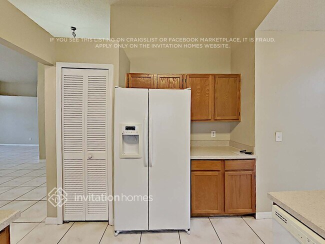 Foto del edificio - 242 Lakebreeze Cir