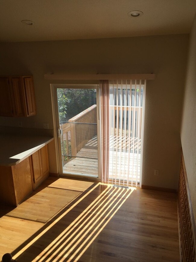 Building Photo - 4 BEDROOM, 3 BATHROOM HOUSE WITH 2 CAR ATT...