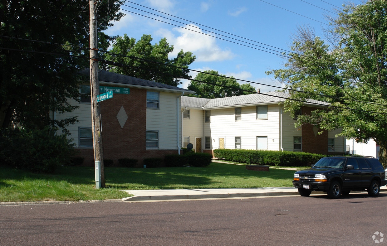 Building Photo - 2414 W Newman Pky